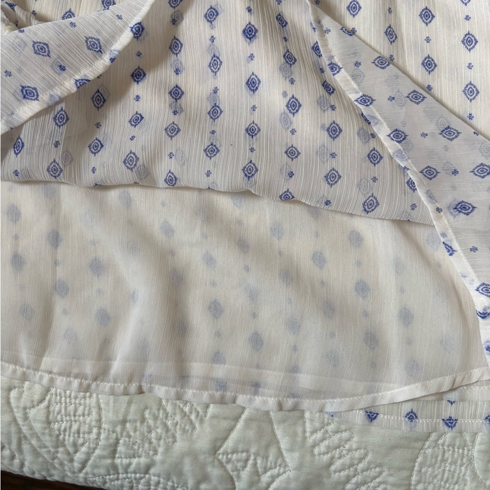 Old Navy Ivory and Navy Top - Picture 4 of 6